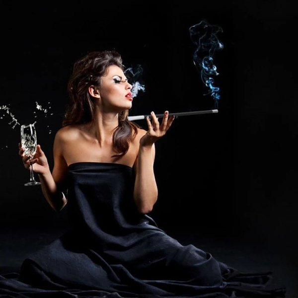 Девушка с бокалом