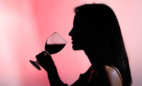 Девушка с бокалом