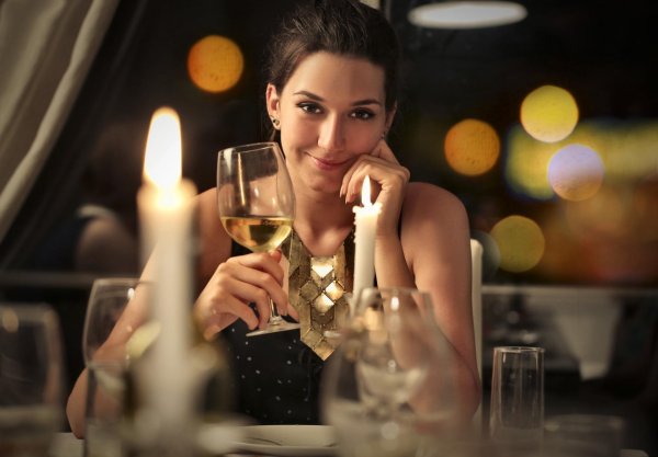 Девушка с бокалом