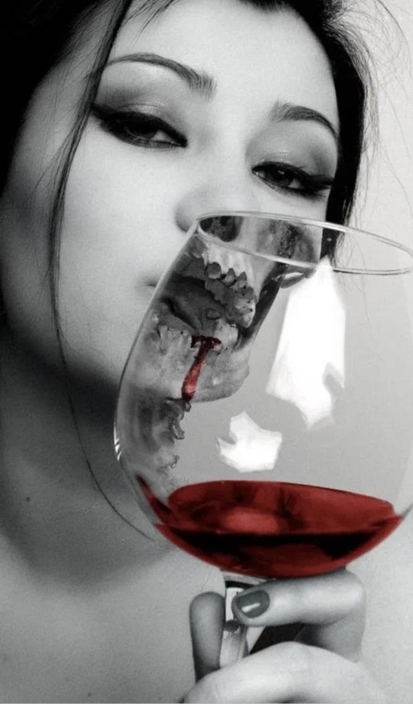 Девушка с бокалом