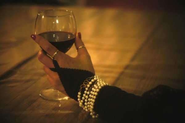 Девушка с бокалом