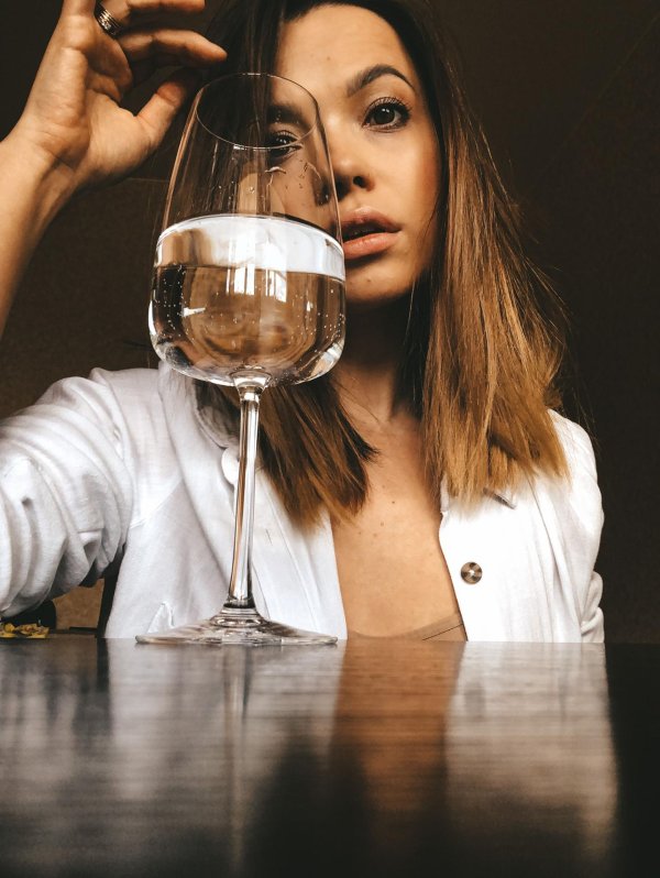 Девушка с бокалом