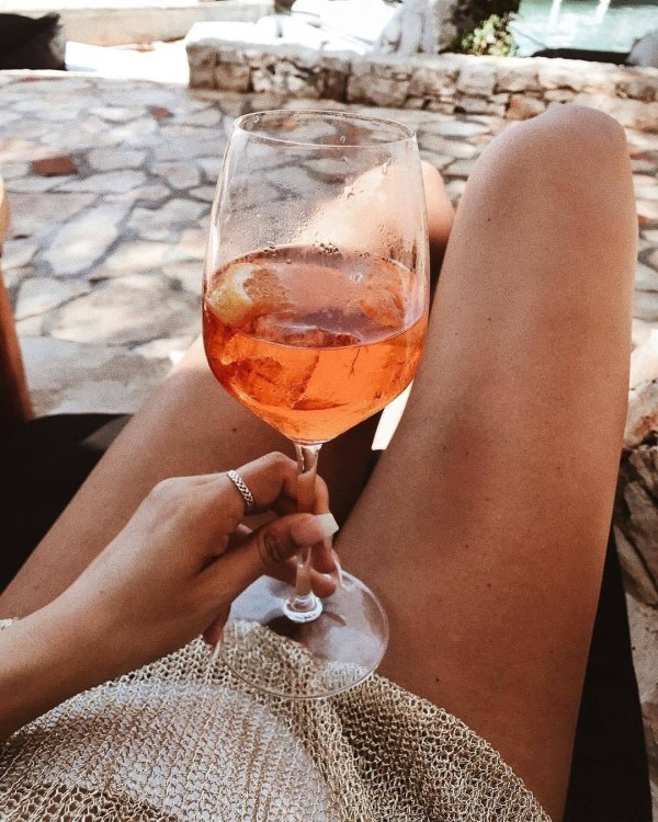 Девушка с бокалом