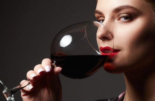 Девушка с бокалом