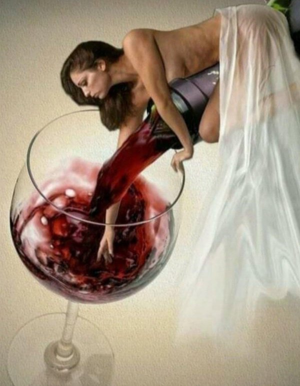 Девушка с бокалом