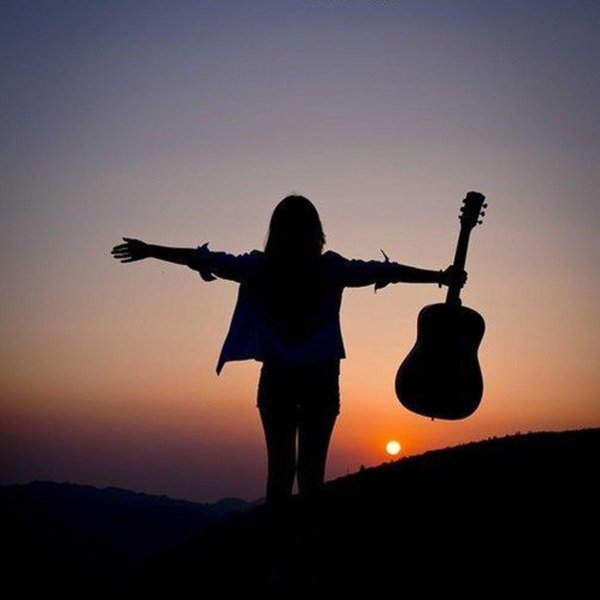 Девушка с гитарой