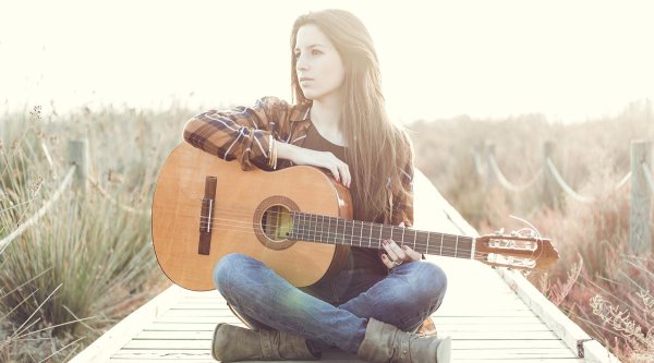 Девушка с гитарой