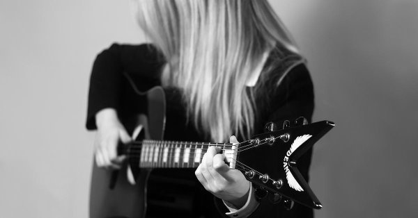 Девушка с гитарой