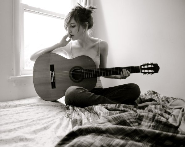 Девушка с гитарой