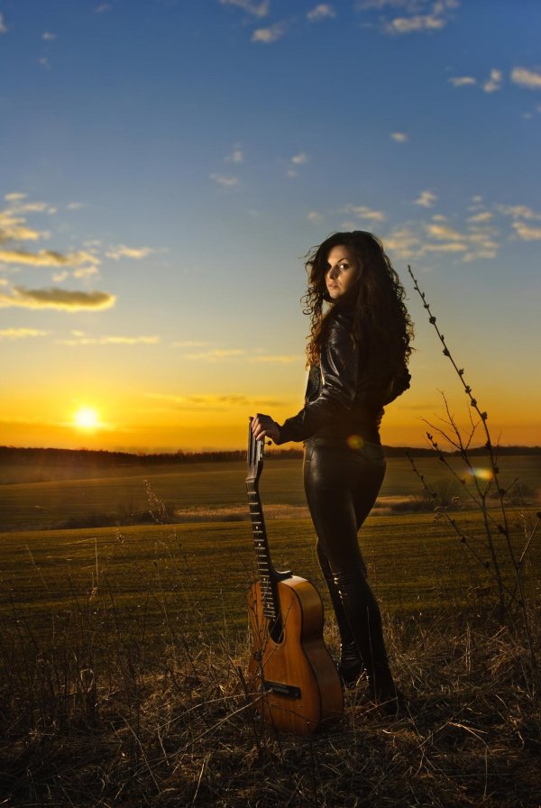 Девушка с гитарой