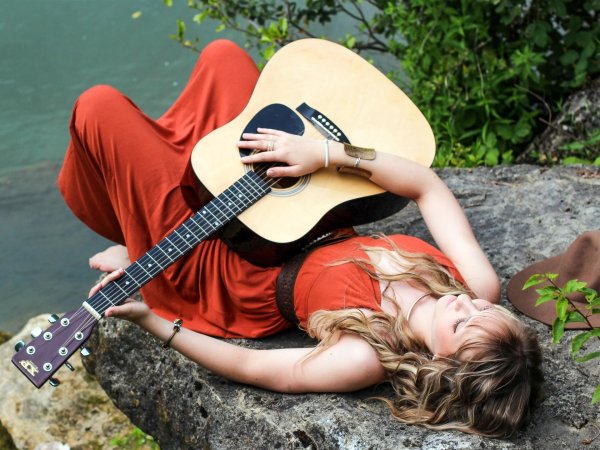 Девушка с гитарой