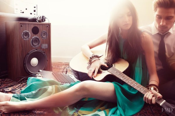 Девушка с гитарой