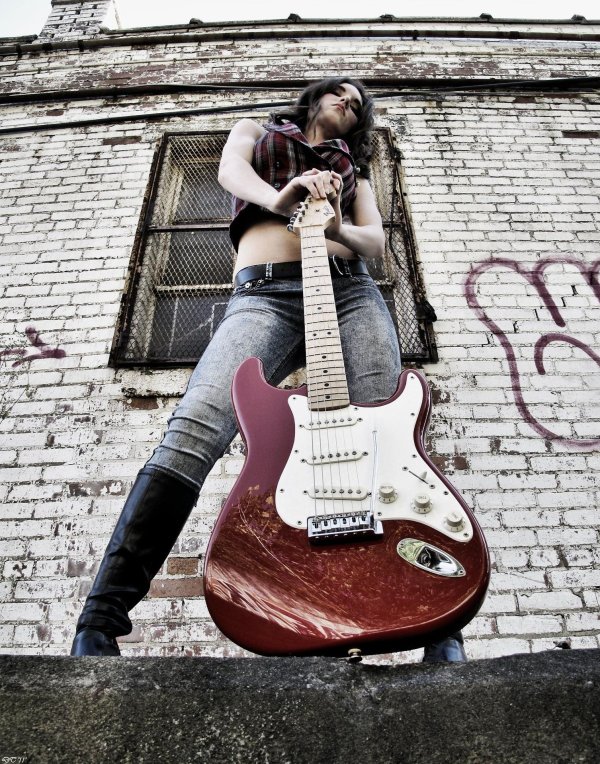 Девушка с гитарой