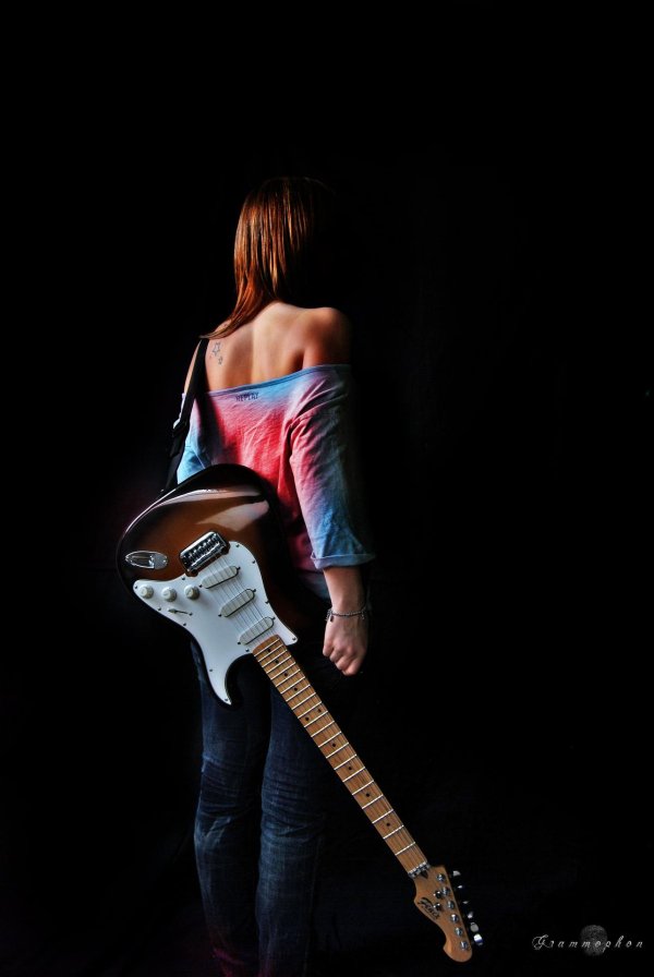 Девушка с гитарой