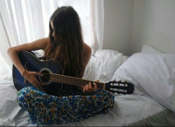 Девушка с гитарой