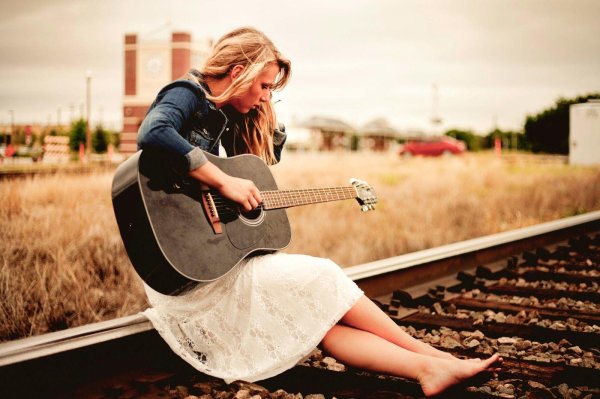 Девушка с гитарой