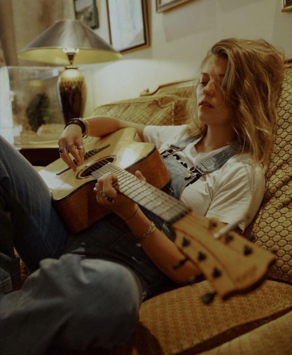 Девушка с гитарой