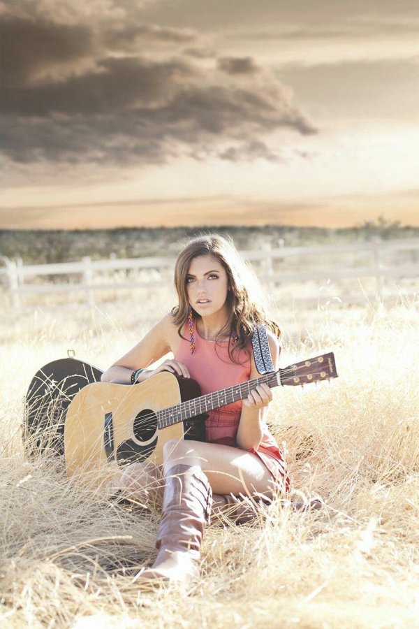 Девушка с гитарой