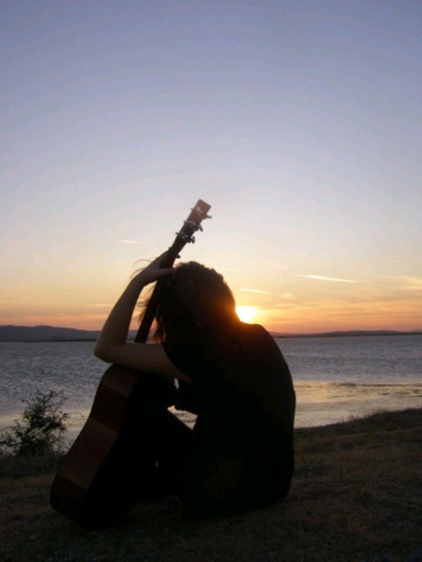 Девушка с гитарой