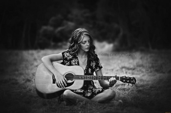 Девушка с гитарой