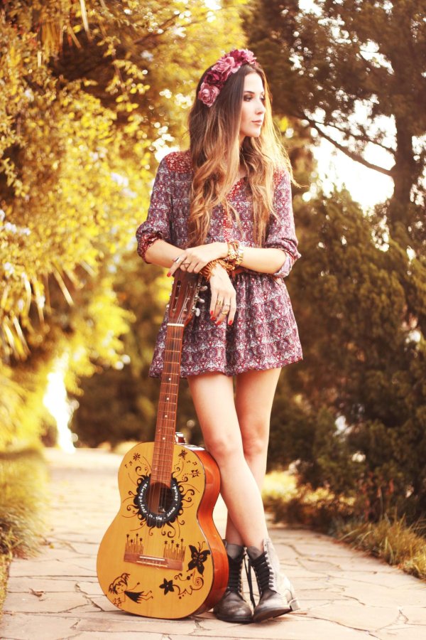 Девушка с гитарой