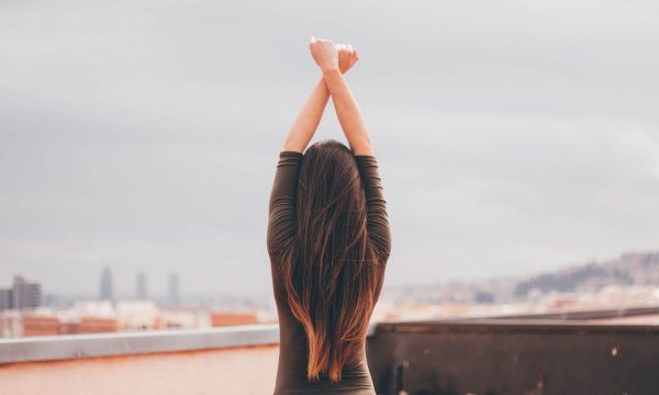 Девушка стоит спиной