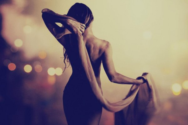 Девушка стоит спиной