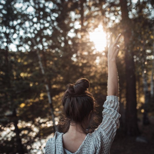 Девушка стоит спиной