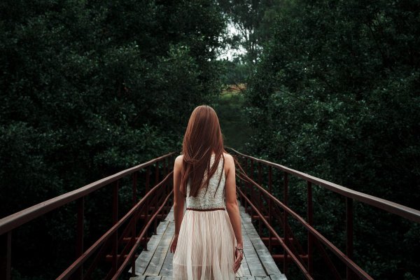 Девушка стоит спиной