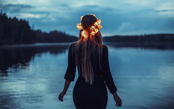 Девушка стоит спиной