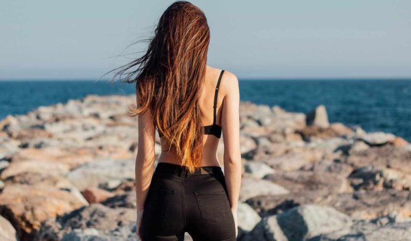 Девушка стоит спиной