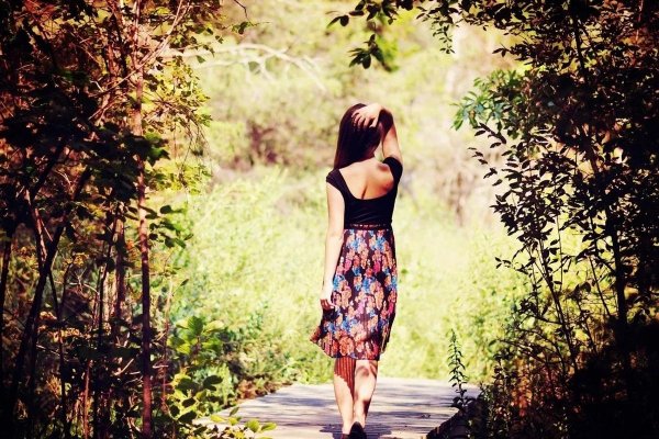 Девушка стоит спиной