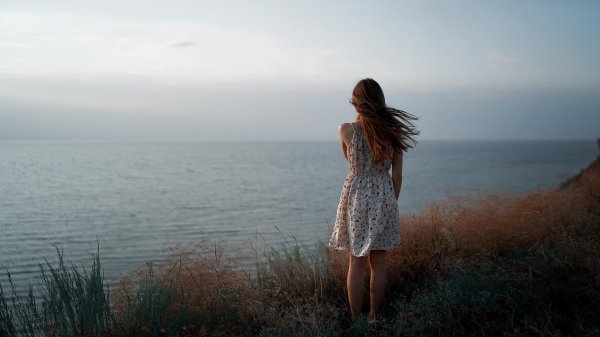 Девушка стоит спиной