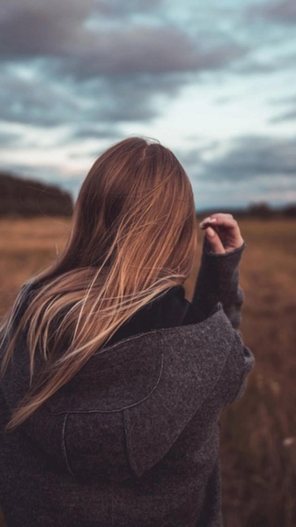 Девушка стоит спиной