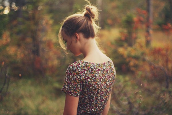 Девушка стоит спиной