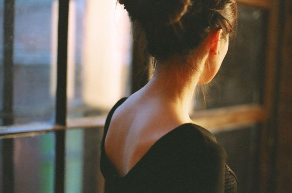 Девушка стоит спиной