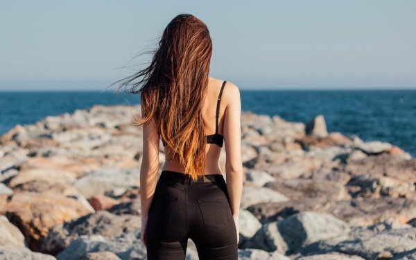 Девушка стоит спиной