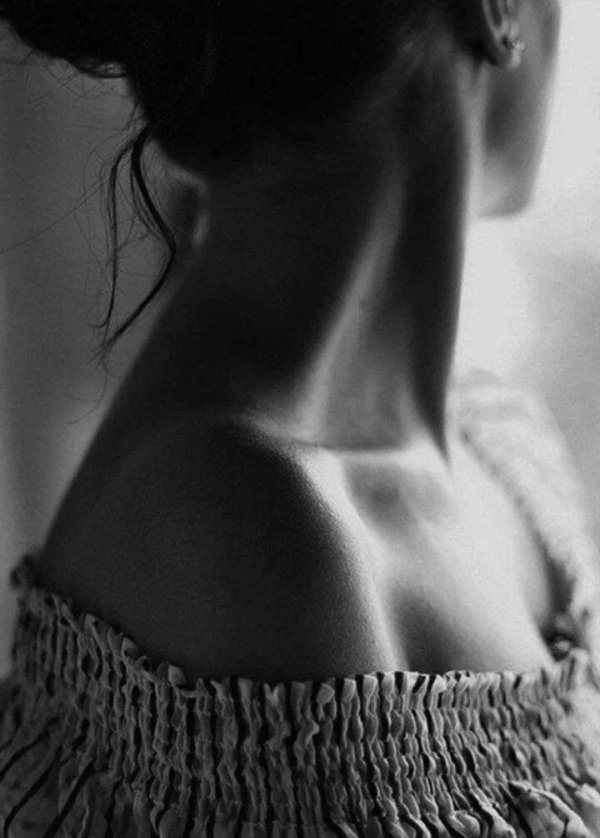 Девушка стоит спиной