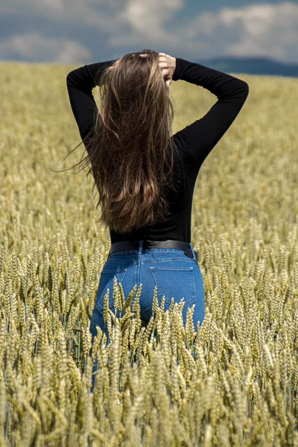 Девушка стоит спиной