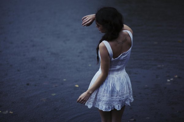 Девушка стоит спиной