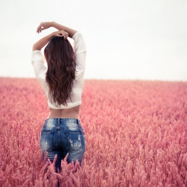 Девушка стоит спиной