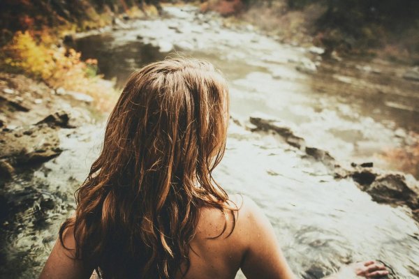 Девушка стоит спиной