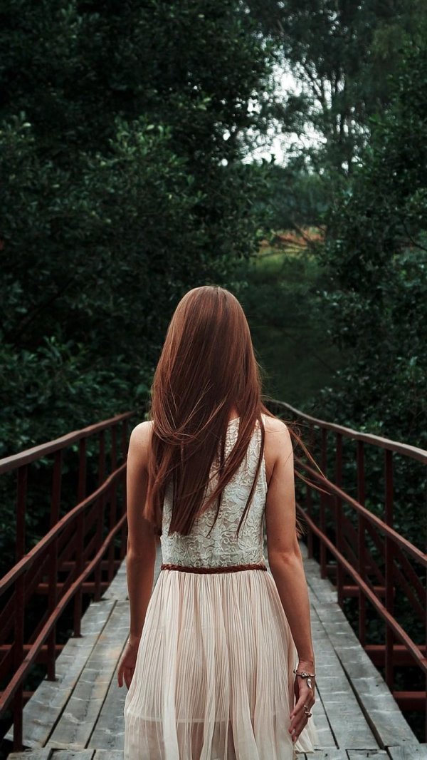 Девушка стоит спиной