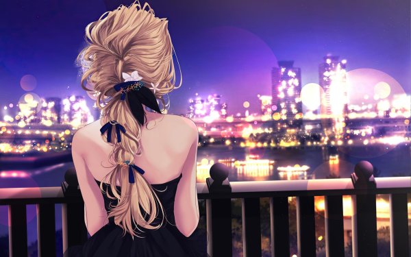 Девушка стоит спиной