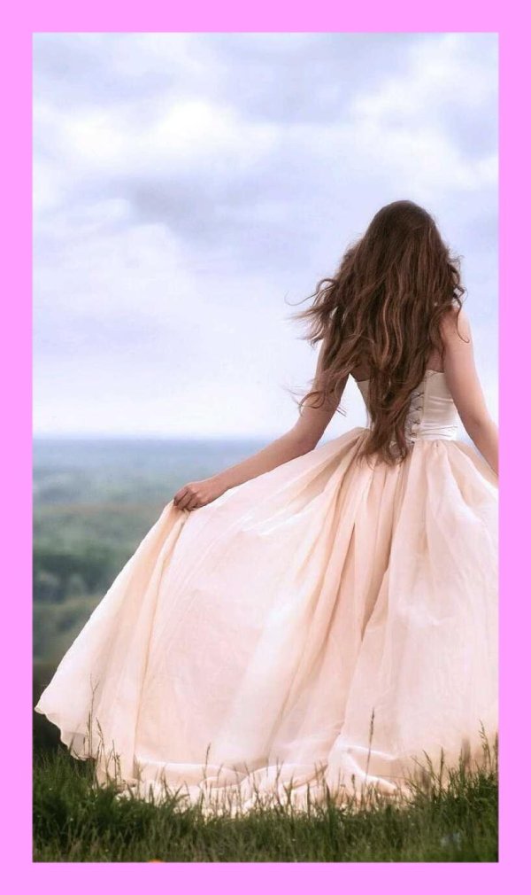 Девушка стоит спиной