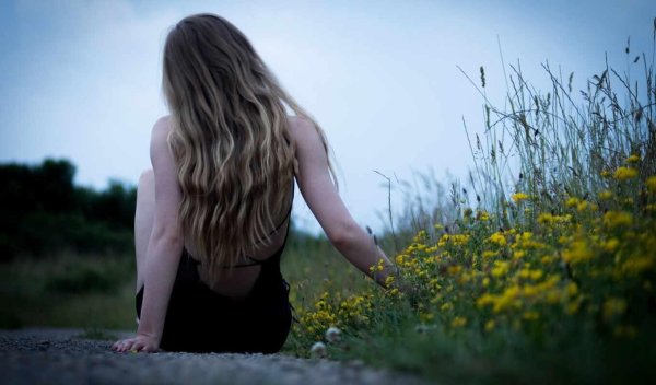 Девушка стоит спиной