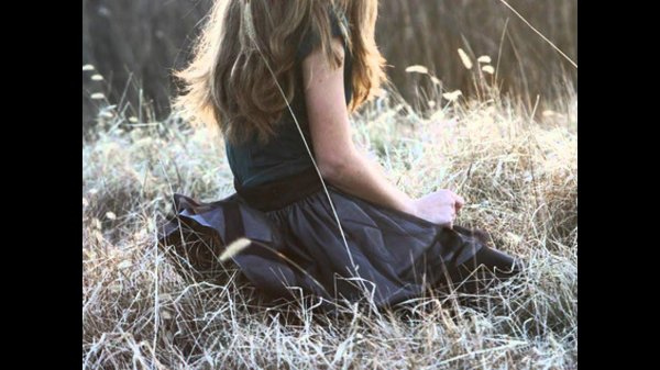 Девушка стоит спиной