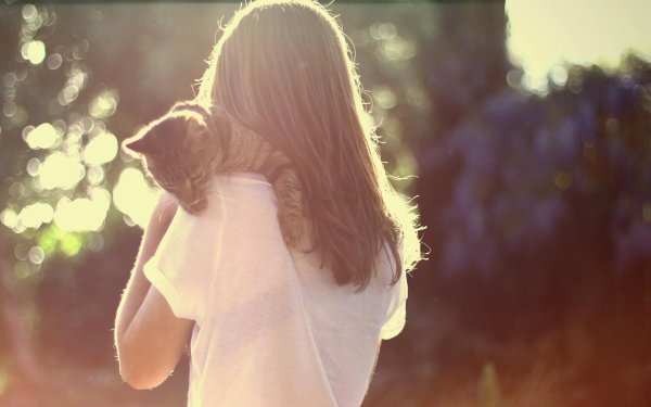 Девушка стоит спиной