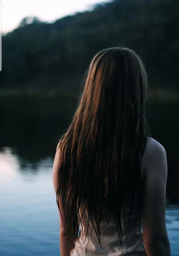 Девушка стоит спиной