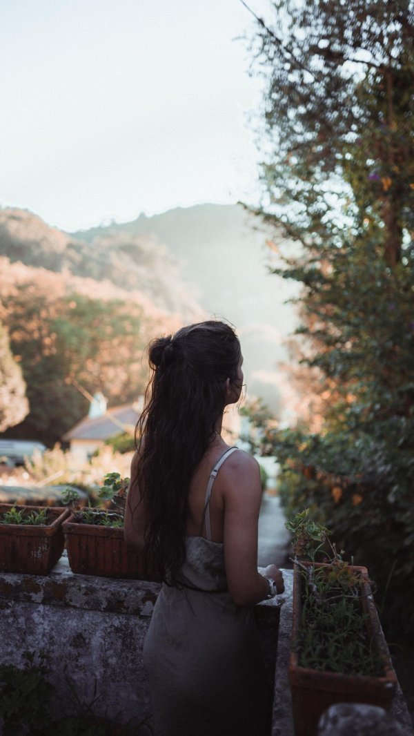 Девушка стоит спиной